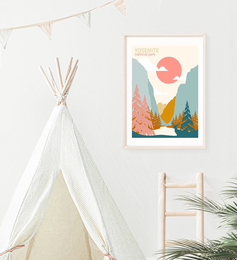 Może przedstawiać: Minimalistyczny plakat z graficzną ilustracją Parku Narodowego Yosemite. Plakat przedstawia pasmo g&oacute;rskie, rzekę i drzewa w odcieniach r&oacute;żowego, niebieskiego, zielonego i ż&oacute;łtego. Tekst "Yosemite National Park" jest nadrukowany na g&oacute;rze plakatu.