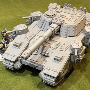 Könnte beinhalten: Ein großes, unbemaltes Modell eines schweren Kampfpanzers aus grauem Harz mit einer markanten zentralen Kanone, mehreren seitlich montierten Geschütztürmen und detaillierter Panzerung. Drei kleine, bemalte Soldatenfiguren stehen neben dem Panzer.