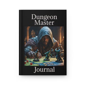 Peut inclure: Journal noir avec les mots "Dungeon Master Journal" en blanc. La couverture présente une illustration fantastique d'une figure encapuchonnée avec des figurines miniatures sur un plateau de jeu. Le journal est destiné aux amateurs de jeux de rôle.
