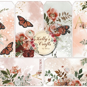 Puede incluir: Conjunto de etiquetas decorativas con tem&aacute;tica oto&ntilde;al. Las etiquetas presentan fondos de acuarela en melocot&oacute;n y blanco, adornados con mariposas, flores y follaje. Algunas etiquetas incluyen la palabra "AUTUMN" y el texto "Kelly's Crafts by Kelly".