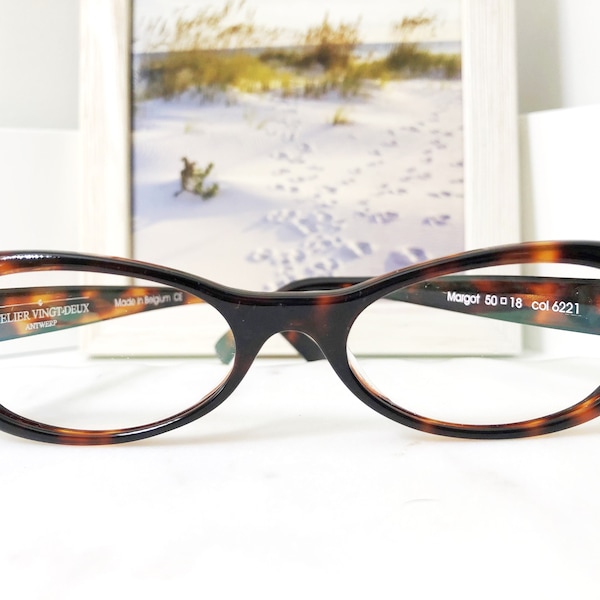 Belgian designer Atelier Vingt Deux, Margot - Small thin dark brown oval eyeglasses 60s - 60s - Made in Belgium - 50 mm