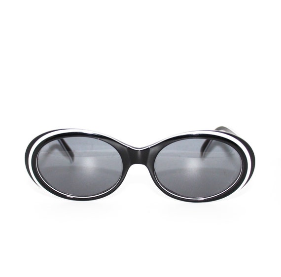 Createur belge Atelier Vingt Deux Lunettes de soleil ovales 60 s noir et blanc Monture solaire epaisse annees 60 Fabrique en Belgique Etsy France