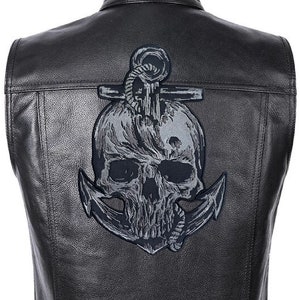 Könnte beinhalten: Schwarze Lederweste mit einem Totenkopf- und Anker-Patch auf der Rückseite. Der Patch ist grau und schwarz und zeigt einen Totenkopf mit einem Anker, der sich darum windet.