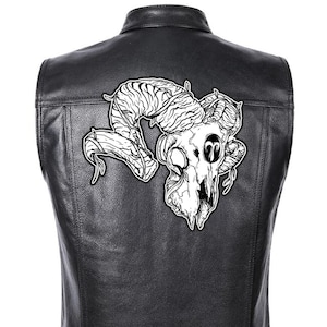 Può includere: Gilet di pelle nera con una grafica di teschio di ariete bianco sul retro.