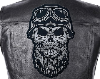 Puede incluir: Un chaleco de cuero negro con un gran parche bordado de una calavera con gafas y barba. La calavera es blanca y la barba es negra.