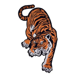 Può includere: Una toppa ricamata da stirare con un tigre arancione e nero con strisce bianche. Il tigre è in posizione accovacciata con la testa girata di lato e la bocca aperta.