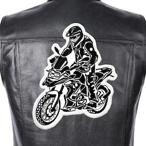 Peut inclure: Patch de moto noir et blanc représentant un motard sur une moto. Le patch est conçu pour être cousu sur un gilet en cuir.
