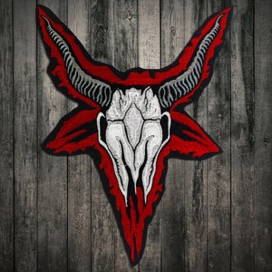 Può includere: Toppa ricamata rossa e bianca di un teschio con corna a forma di pentagramma.