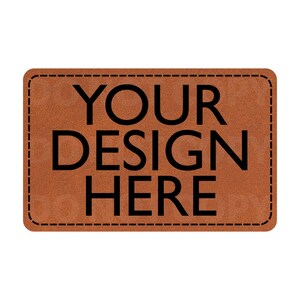 以下が含まれることがあります： ステッチの縁取りが施された茶色の革パッチ。"YOUR DESIGN HERE"というテキストが黒で印刷されています。