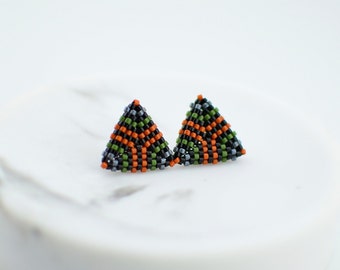 Fall palette triangle stud earrings. Minimalist striped earrings. Handcrafted eed beads earrings. Miyuki Delica. Gift ideas. Autumn colors