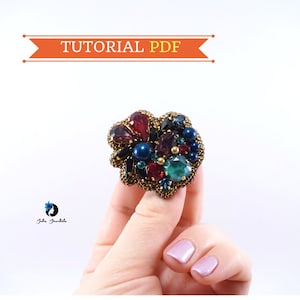 チュートリアル PDF | チュートリアル ブローチ | DIY ブローチ ペンダント | ジュエリー作り | 刺繍 | ブローチ スワロフスキー | 赤、青、緑のブローチ | イブ