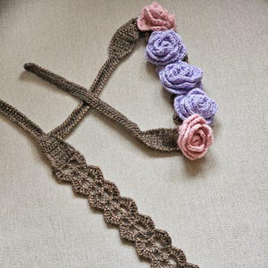 かぎ針編みの花のヘッドバンドのパターン | バラのかぎ針編みのヘッドバンドのチュートリアル