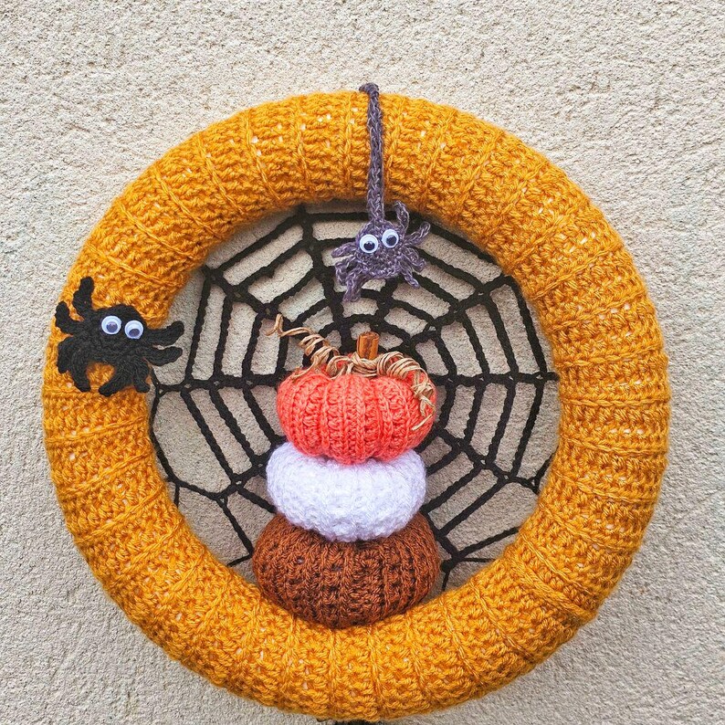Spiderweb Halloween Wreath crochet pattern by Fosbas