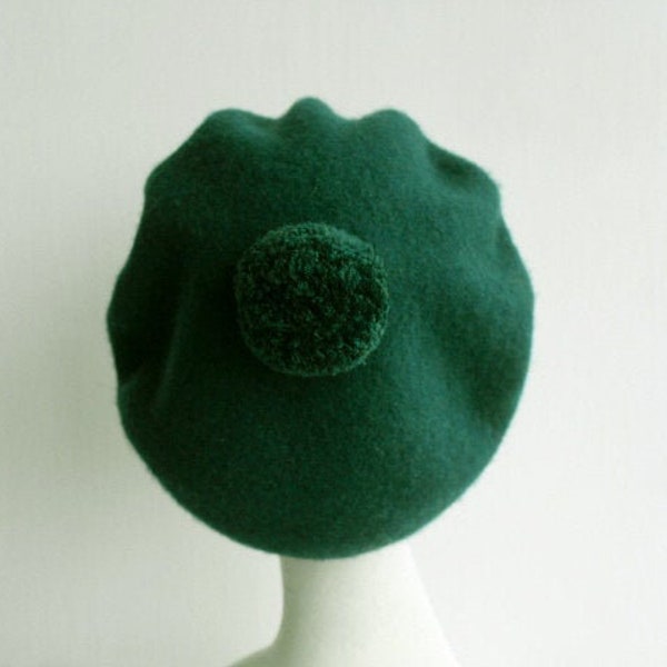 Chapeau béret en laine vert forêt avec pompon