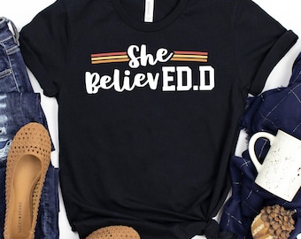 Camiseta "Ella Creyó" / Doctora en Educación / Regalo para ella / Ella Creyó / Regalo de Doctorado en Educación / Regalo para maestra / Disertación de Doctorado en Educación / Regalo de graduación de Doctorado en Educación