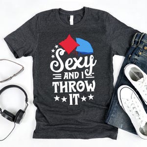 Sexy And I Throw It T-Shirt / Sexy And I Throw It / Cornhole Shirt / Corn Hole Bags / Funny Cornhole / Corn Hole Shirt / Cornhole Tee