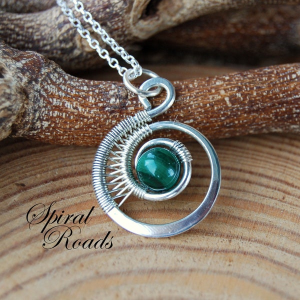 Collier malachite/ Pendentif enveloppé de fil d’argent/ Colliers de pierres précieuses délicates pour femmes/ Pendentif en spirale en argent sterling