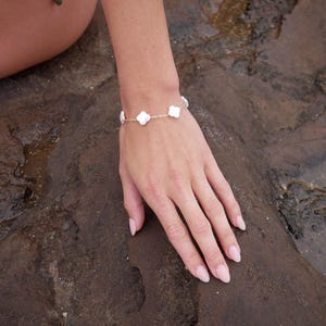 Pulsera de perlas de trébol: joyería oceánica hecha a mano