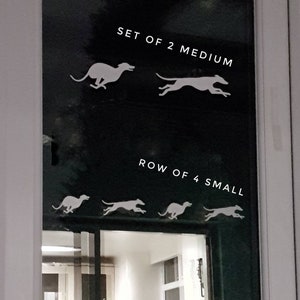 Puede incluir: Un conjunto de dos siluetas de galgos de tama&ntilde;o mediano y una fila de cuatro siluetas de galgos m&aacute;s peque&ntilde;as sobre un fondo negro. El texto "SET OF 2 MEDIUM" y "ROW OF 4 SMALL" est&aacute; impreso en blanco.