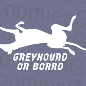 Peut inclure: Silhouette blanche d'un l&eacute;vrier afghan couch&eacute; sur un fond violet avec le texte "Greyhound On Board" en blanc.