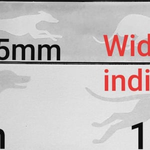 Puede incluir: Una imagen en blanco y negro que muestra las dimensiones de una silueta de galgo. El ancho de cada perro individual es de 85 mm y 105 mm. La longitud del perro es de 150 mm y 185 mm.