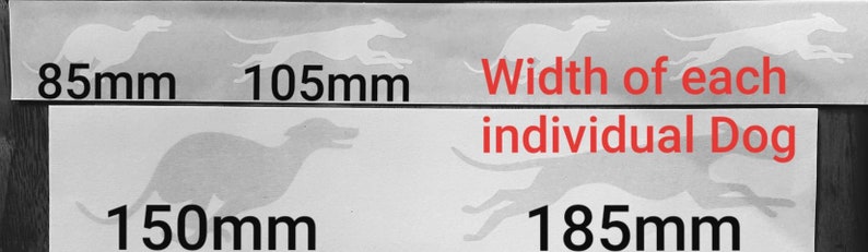 Puede incluir: Una imagen en blanco y negro que muestra las dimensiones de una silueta de galgo. El ancho de cada perro individual es de 85 mm y 105 mm. La longitud del perro es de 150 mm y 185 mm.