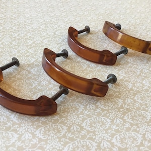 以下が含まれることがあります： 高さと形が異なる3つのセラミック花瓶のセット。花瓶はマットな白仕上げで釉薬がかけられており、ミニマリストな美学を提供しています。一番高い花瓶は約25cmです。