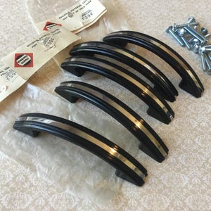 Juego de 5 manijas Art Deco negras con franja cromada Art Deco de 4 5/8”, manijas Hoosier vintage de plástico acanalado de la década de 1940 con centros de 3 1/4”.