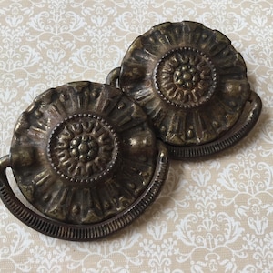 Tiradores de cajón Hepplewhite vintage (par) Tiradores de cajón Hepplewhite vintage recuperados de montaje individual