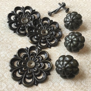 Pomelli floreali vintage con placchette di supporto Set di 3 pomelli floreali vintage per armadi con placchette di supporto floreali abbinate