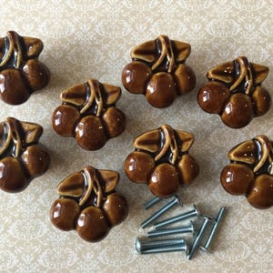 Peut inclure: Un ensemble de trois tasses en céramique avec une finition mate et mouchetée. Les tasses sont de couleurs crème, grise et noire. Chaque tasse a un design simple et minimaliste, parfait pour le café ou le thé. Les tasses sont empilées.