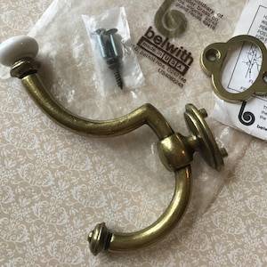Gancho doble de latón vintage con extremo de porcelana blanca fabricado por Belwith USA. Gancho doble de latón para batas, gancho doble de latón vintage para abrigos.