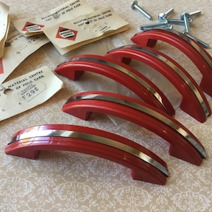 Juego de 5 manijas rojas Art Deco con franja cromada Frank Hacking, Art Deco rojo, 3 7/8”, manijas Hoosier antiguas de plástico acanalado de la década de 1940, 2 3/4”.