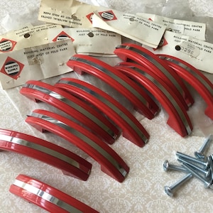 Maniglie rosse Art Deco Set di 10 Maniglie cromate Frank Hacking Rosse Art Deco 3 7/8” Maniglie vintage in plastica scanalata degli anni '40 Hoosier 2 3/4”
