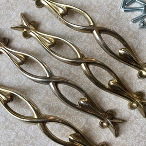 Juego de 4 tiradores para armarios MCM, estilo vintage de los años 60. Tiradores para cómodas MCM de 6 1/4”. Tiradores para cajones MCM con orificios de montaje centrales de 3”.