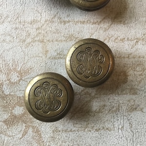 Peut inclure: Panneau en bois rustique avec l'inscription "Welcome to our home" en lettres blanches. Le panneau présente une finition vieillie et un design simple et accueillant, idéal pour la décoration d'entrée.