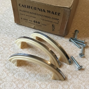 Tiradores para gabinetes Art Deco con franja cromada, juego de 3, nuevos, de stock antiguo, de la década de 1940, California Ware, EE. UU., manijas vintage Hoosier, 2 3/4”, franja cromada color marfil.