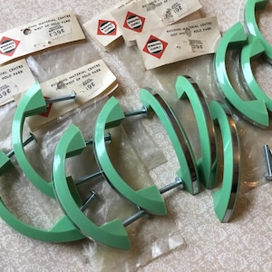 Tiradores de cajón de jadeíta con franja cromada, juego de 10. Tiradores vintage Hollymade Art Deco de los años 40/50, de color verde jadeíta, con centros de 7 cm (2 3/4").