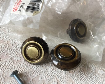 Gałki meblowe MCM Vintage 1970's Amerock Carriage House NOS Okrągłe gałki meblowe Bullseye Single Mount, zestaw 3 gałek Amerock MCM Bullseye
