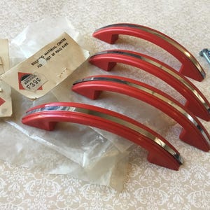 Juego de 4 manijas Art Deco rojas con franja cromada Art Deco de 4 5/8”, manijas Hoosier vintage de plástico acanalado de la década de 1940 con centros de 3 1/4”.