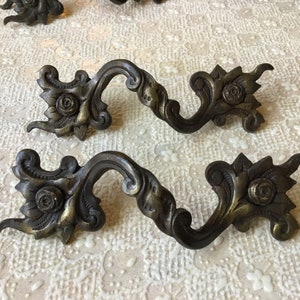 Paire (2) poignées de tiroir vintage rosaces antiques de 3 1/2 po., poignées de tiroir de style Art nouveau avec trous centraux de 2 1/2 po.