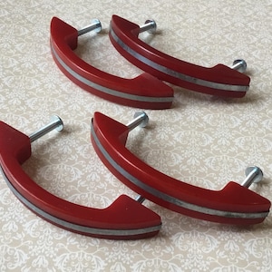 Set di 4 maniglie per mobili in bachelite rossa, in bachelite rossa con striscia cromata, maniglie per cassetti da 4" con interasse di 2 5/8". Maniglie per armadietti in bachelite rossa stile Art Déco.