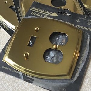 Kombinationsbrytare i vintagemässing 1 brytare i massiv mässing med enkel vippfunktion och dubbelt uttag