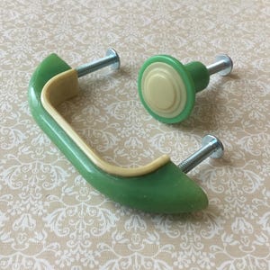 Maniglia per armadio vintage in plastica, stile Art Déco, verde e bianca, anni '40/'50, con lati scanalati e pomello abbinato, con bordo a gradini e scanalature laterali.