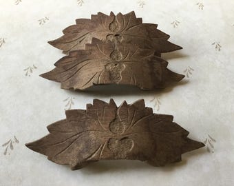 Antike geschnitzte Holz Apothekerschrank Griffe Set mit 3 handgeschnitzten antiken Holz Cup / Bin Schubladengriffe viktorianische Holz Schubladengriffe aus dem Jahr 1800