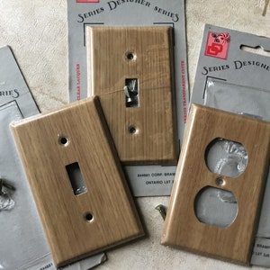 MCM Schalter Platten 1 vintage Steckdose Steckdose Schalter Abdeckplatte mit 2 passenden Einzel Lichtschalter Platte NOS helle Eiche Schalter Platte Abdeckungen