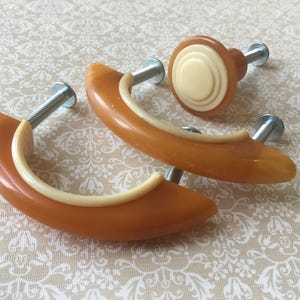 Maniglie per cassetti Art Deco color caramello, coppia di maniglie vintage in plastica più piccole degli anni '40/'50 con lati scanalati e gradini, con pomello abbinato.