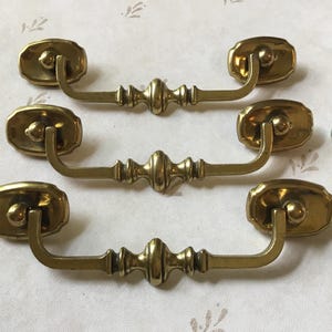Queen Anne Bail Handles Set mit 3 Vintage MCM Messing Bügelgriffen Vintage Möbelgriffen mit 4 1/2 ”Zentren