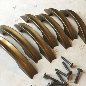 Set di 7 maniglie per mobili Art Déco vintage anni '40, maniglie per mobili da 5 3/8" con fori di montaggio centrali da 4 1/4" e maniglie per cassetti Art Déco