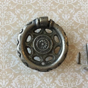 Tirador de anilla redondo con diseño de estrella de Keeler Brass Company, modelo 2201, de plata vintage KBC, 2001, de un solo orificio, de principios del siglo XX.